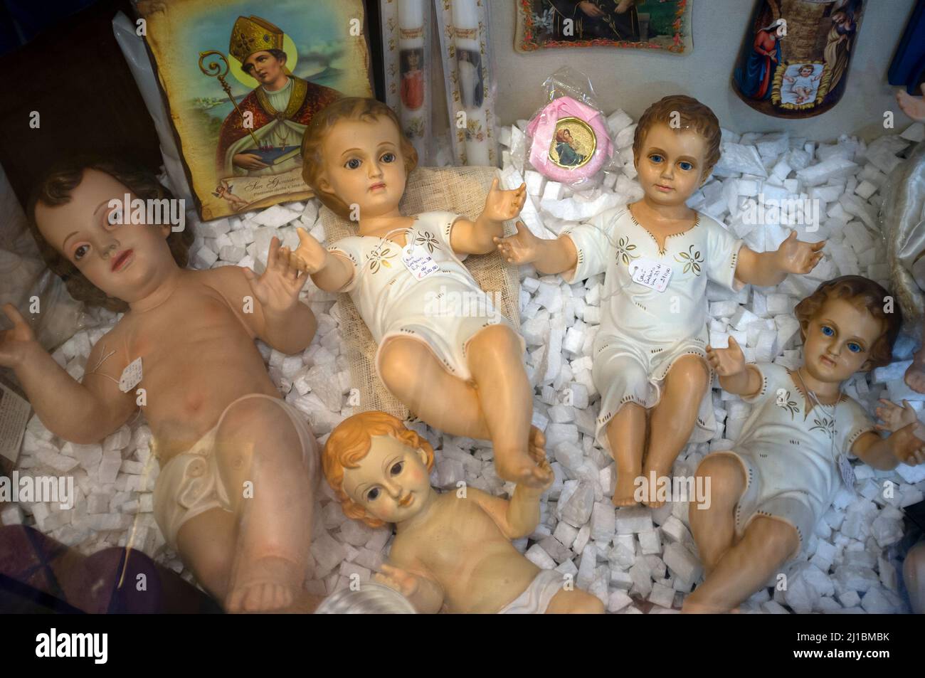 El bebé Jesús muñecas en una ventana de la tienda de Nápoles Fotografía de  stock - Alamy