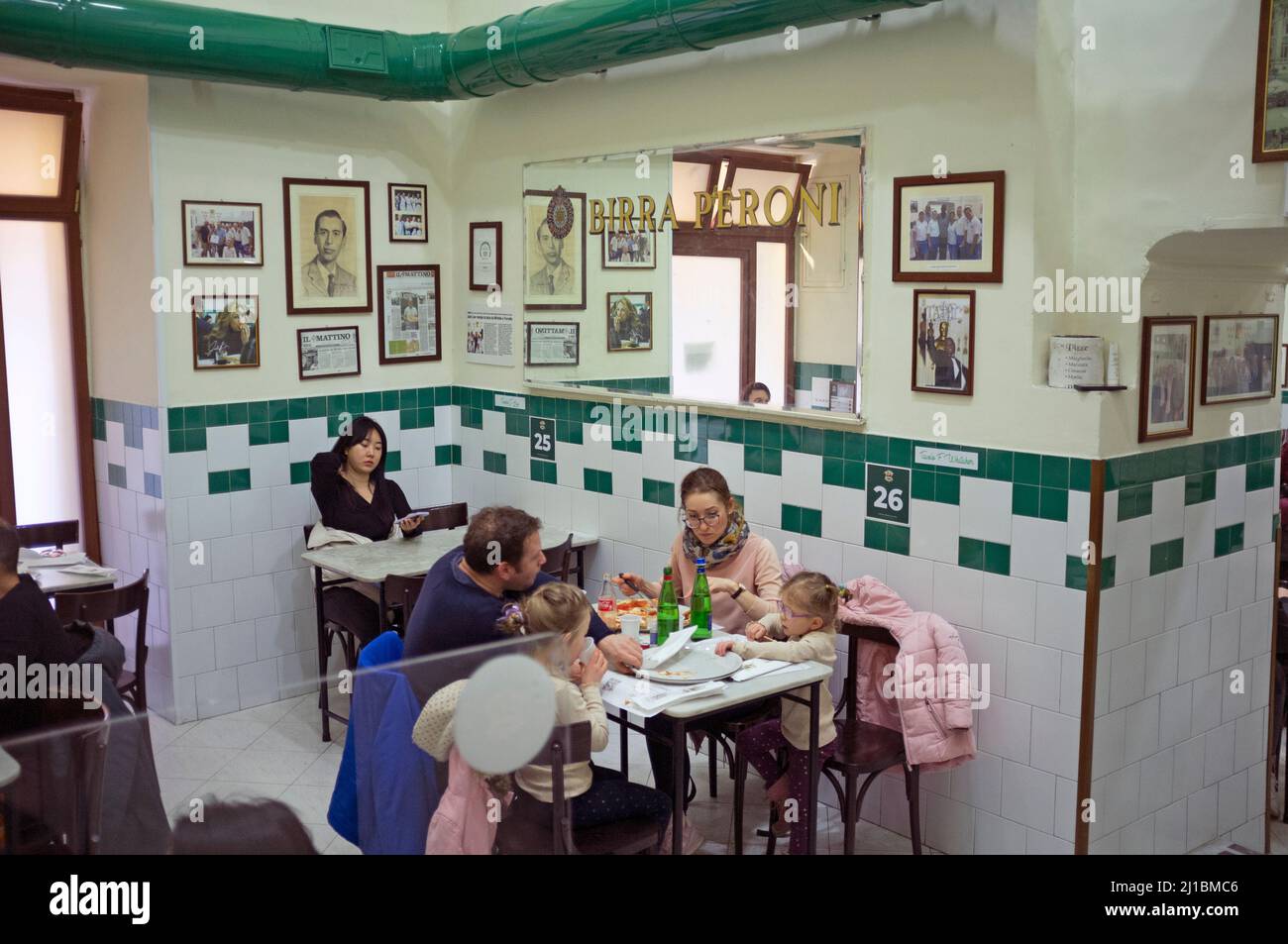 El interior de L Antica Pizzeria Da Michele en N poles Fotograf a