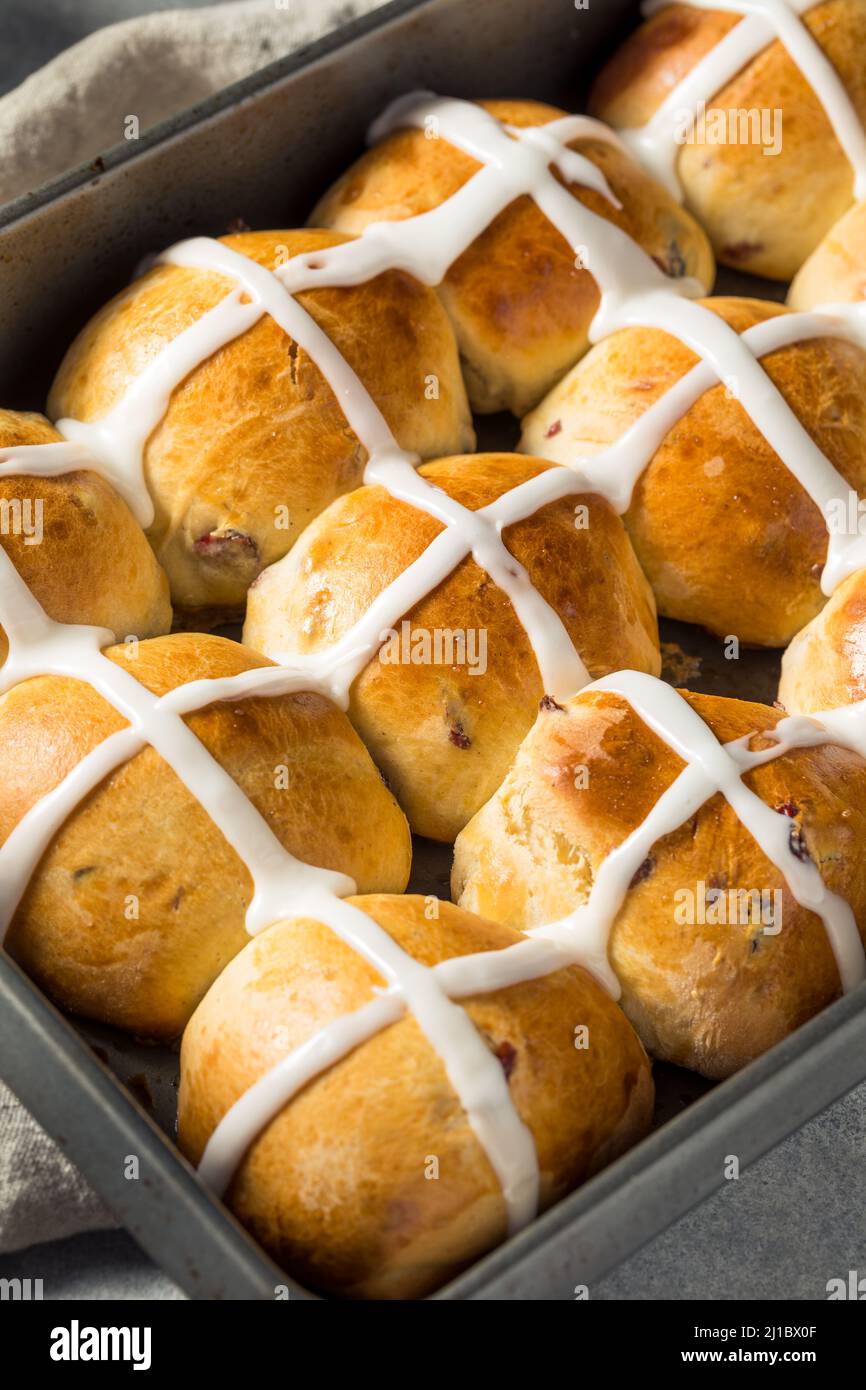 Hot Cross Buns de Pascua caseros para Semana Santa Foto de stock