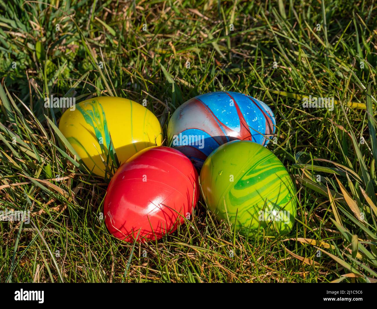 Huevos de Pascua en el césped en el jardín Foto de stock