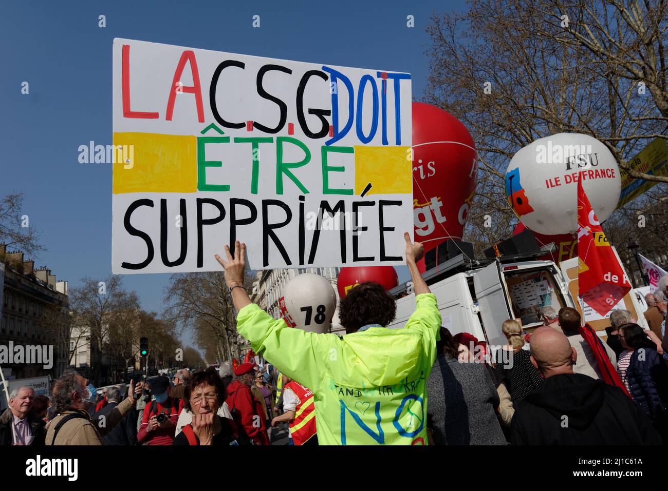 Los pensionistas toman las calles de París para aumentar sus pensiones. Unos 1000 manifestantes entre Bastille y république Foto de stock