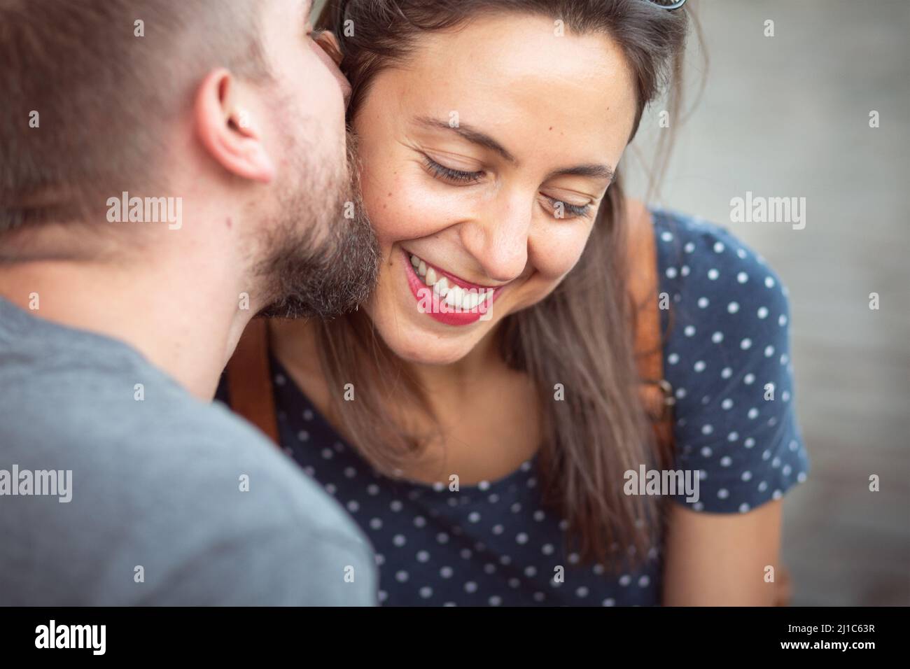 Retrato de cerca de una pareja feliz sentada al aire libre Foto de stock