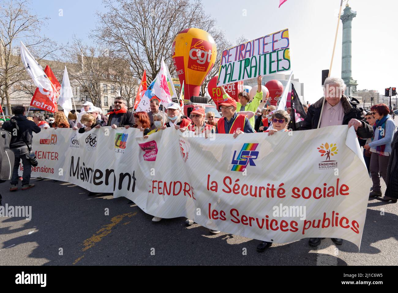 Los pensionistas toman las calles de París para aumentar sus pensiones Foto de stock