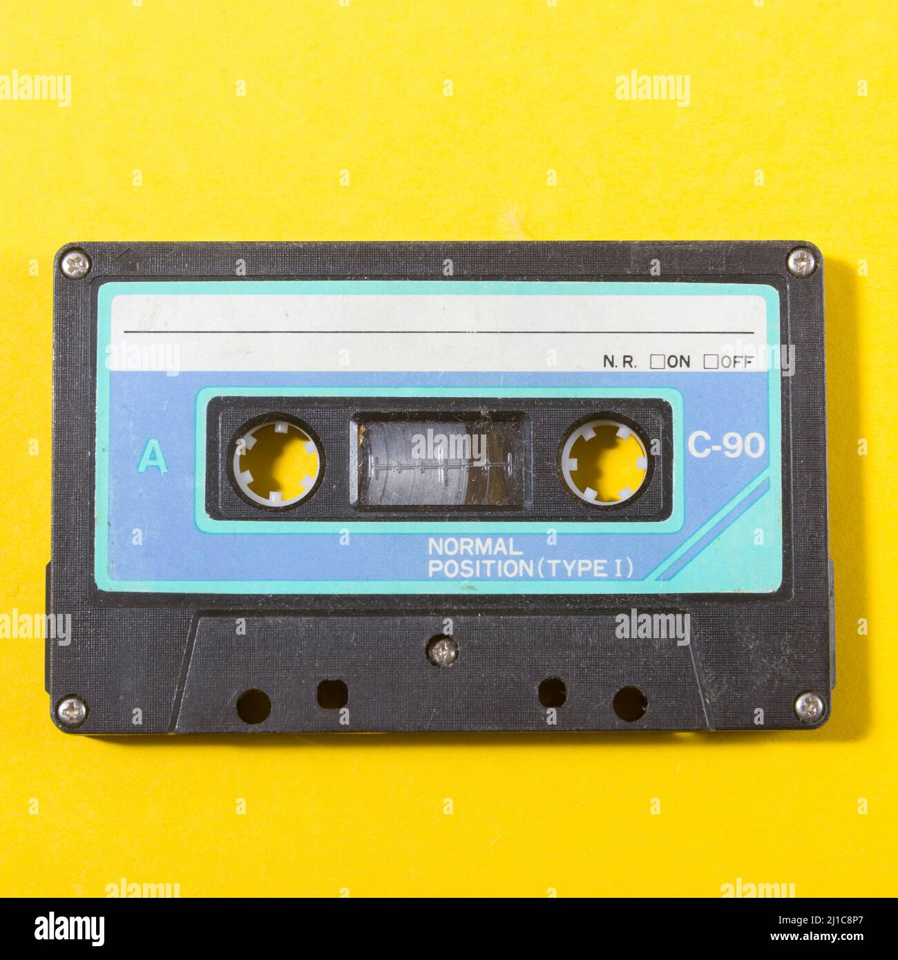 casete compacto de audio sobre fondo amarillo Foto de stock