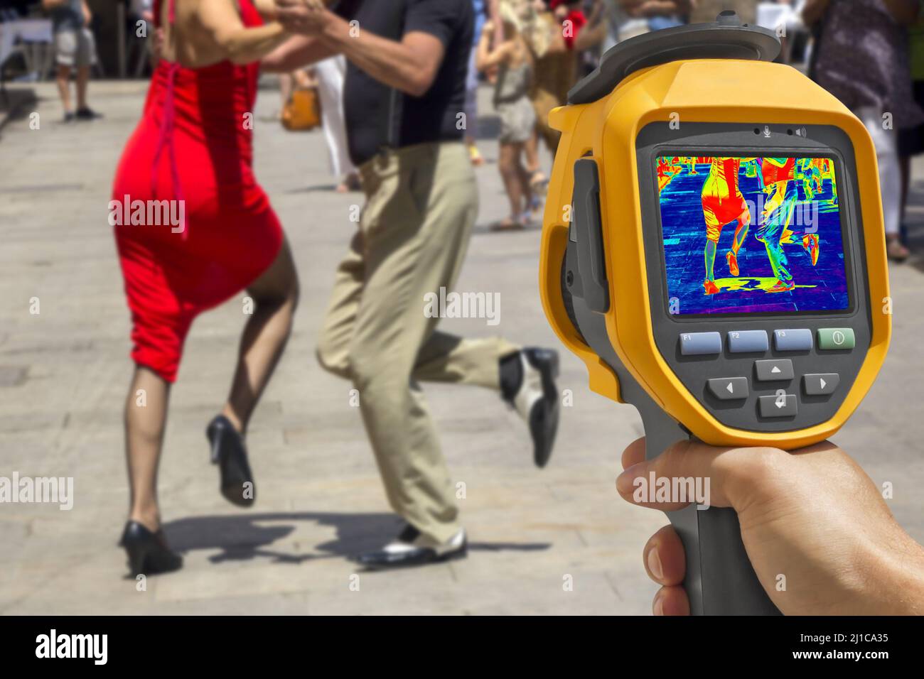 Grabación de bailarines callejeros interpretando tango, con cámara térmica infrarroja Foto de stock