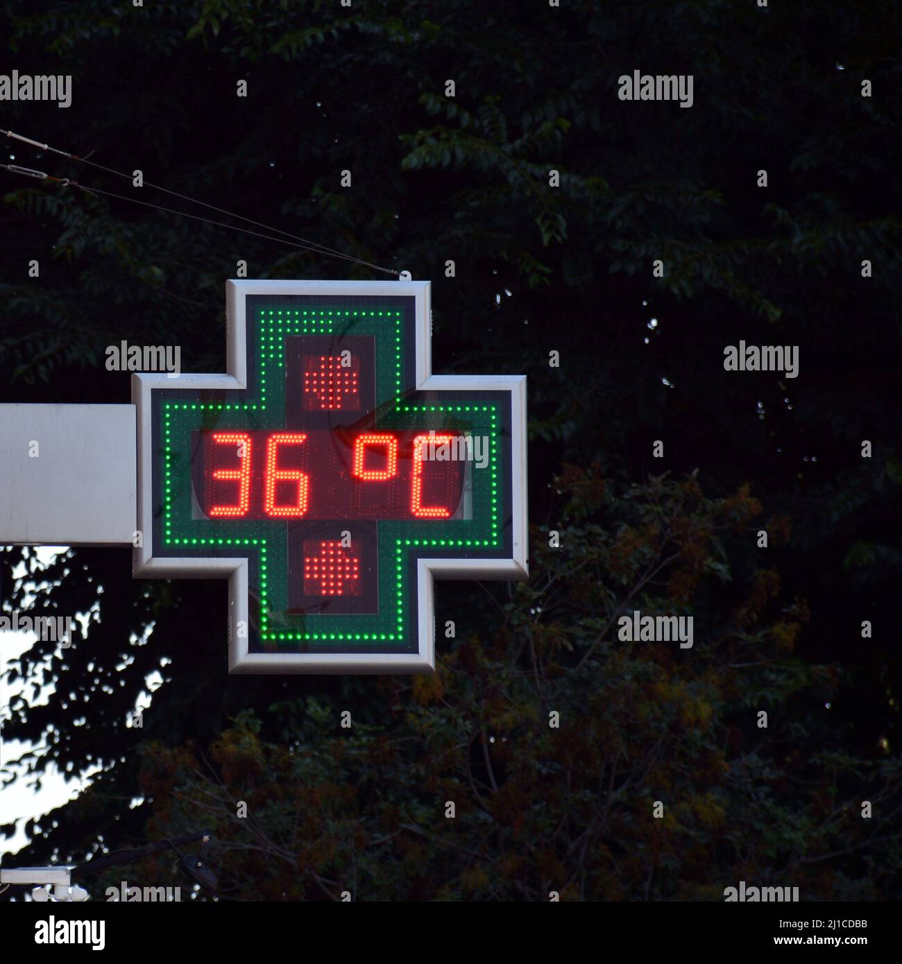 termómetro callejero de una farmacia a 36 grados celsius Foto de stock