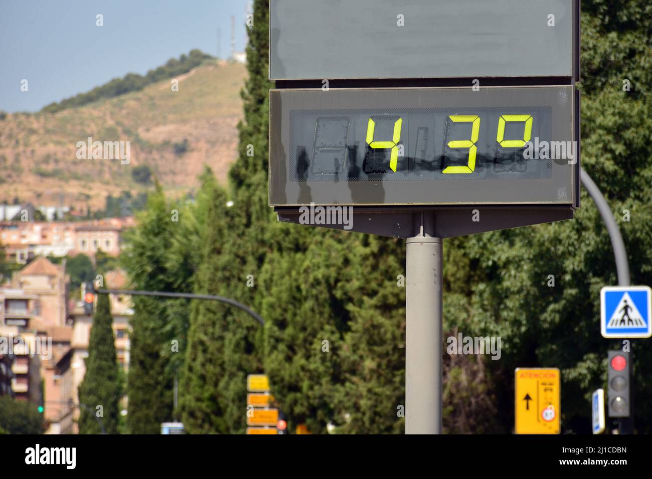 termómetro callejero en una calle marcando 43 grados celsius Foto de stock