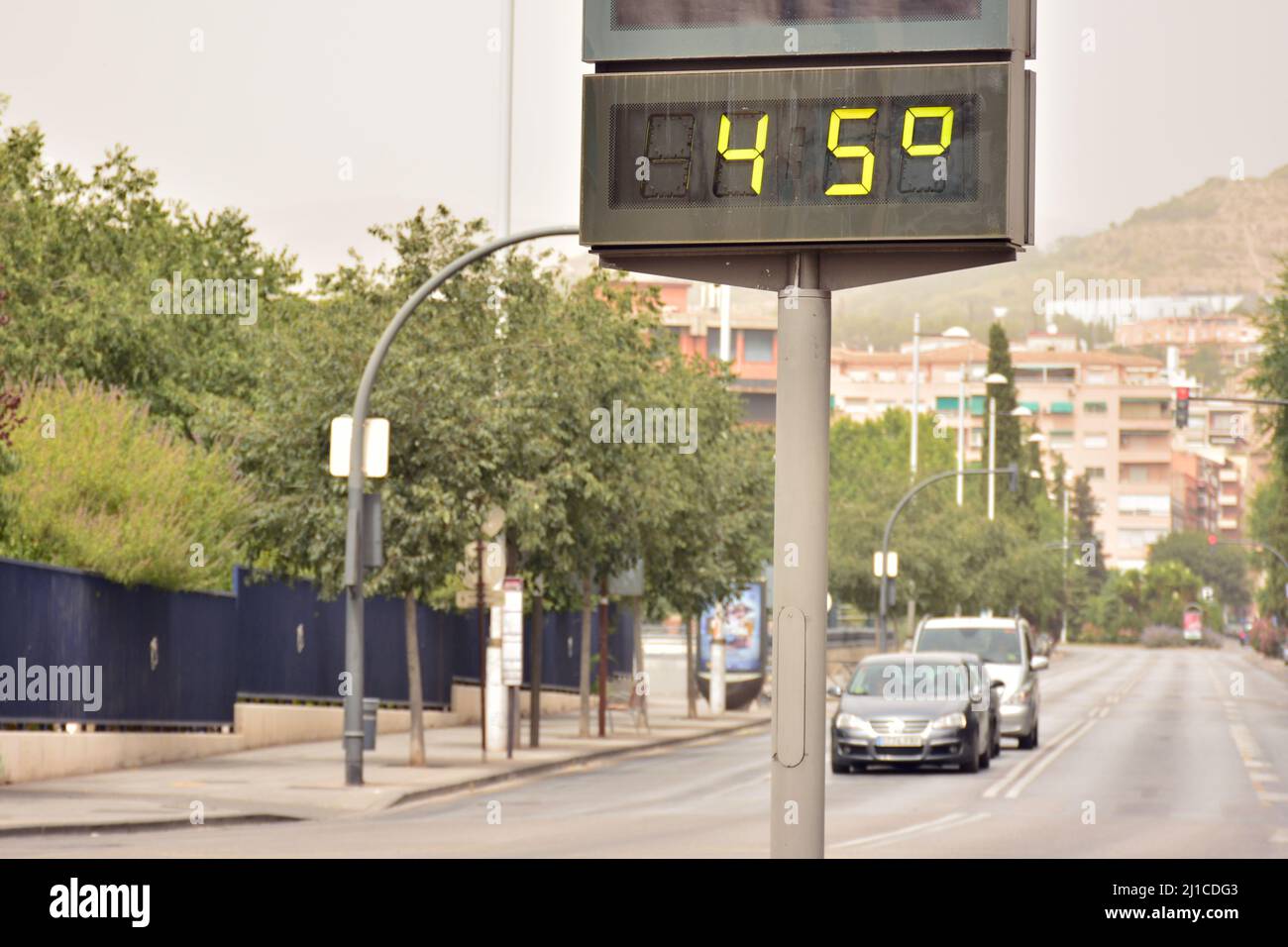 termómetro callejero en una calle marcando 45 grados celsius Fotografía de  stock - Alamy