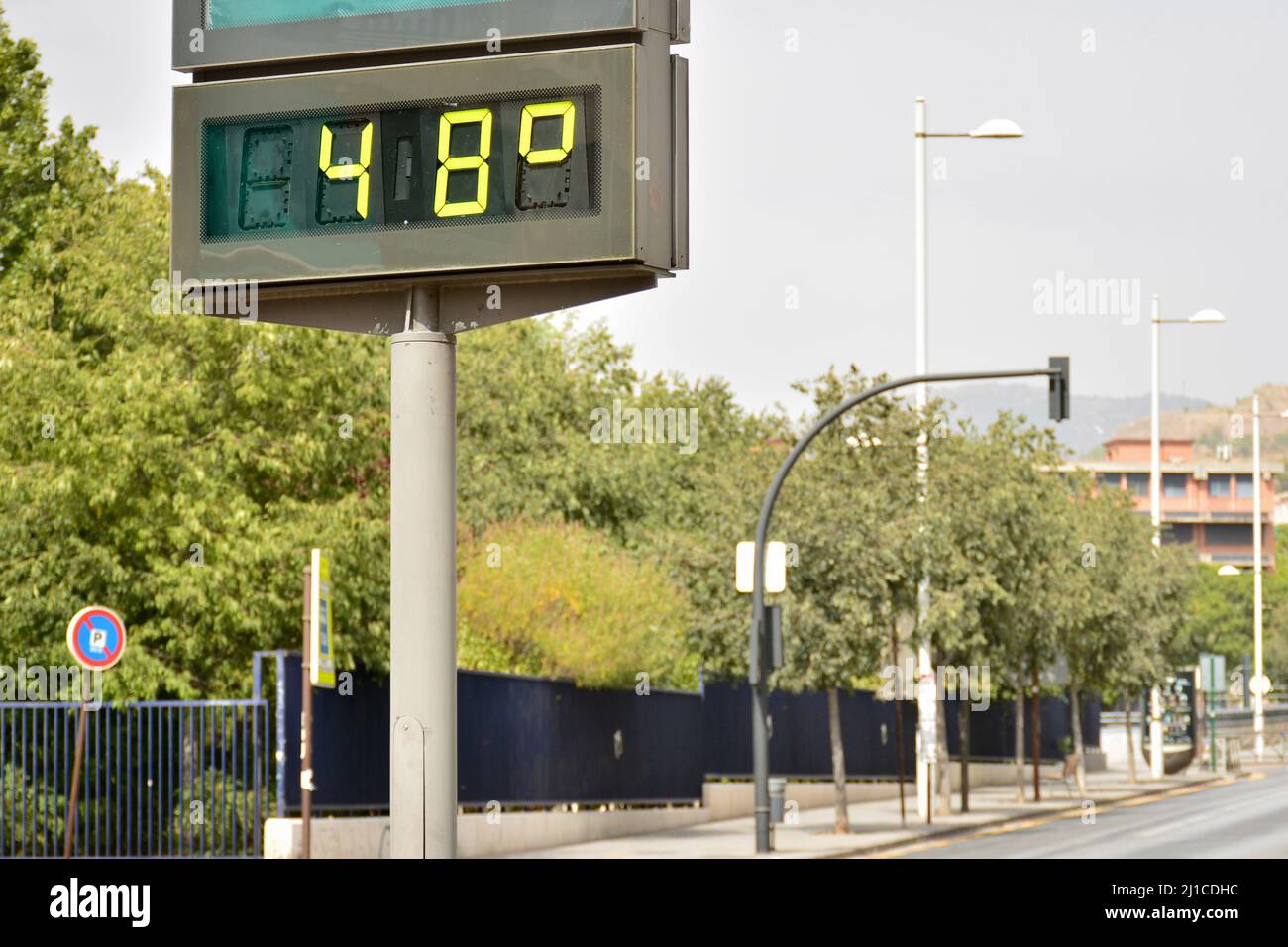 termómetro callejero en una calle marcando 48 grados celsius Fotografía de  stock - Alamy