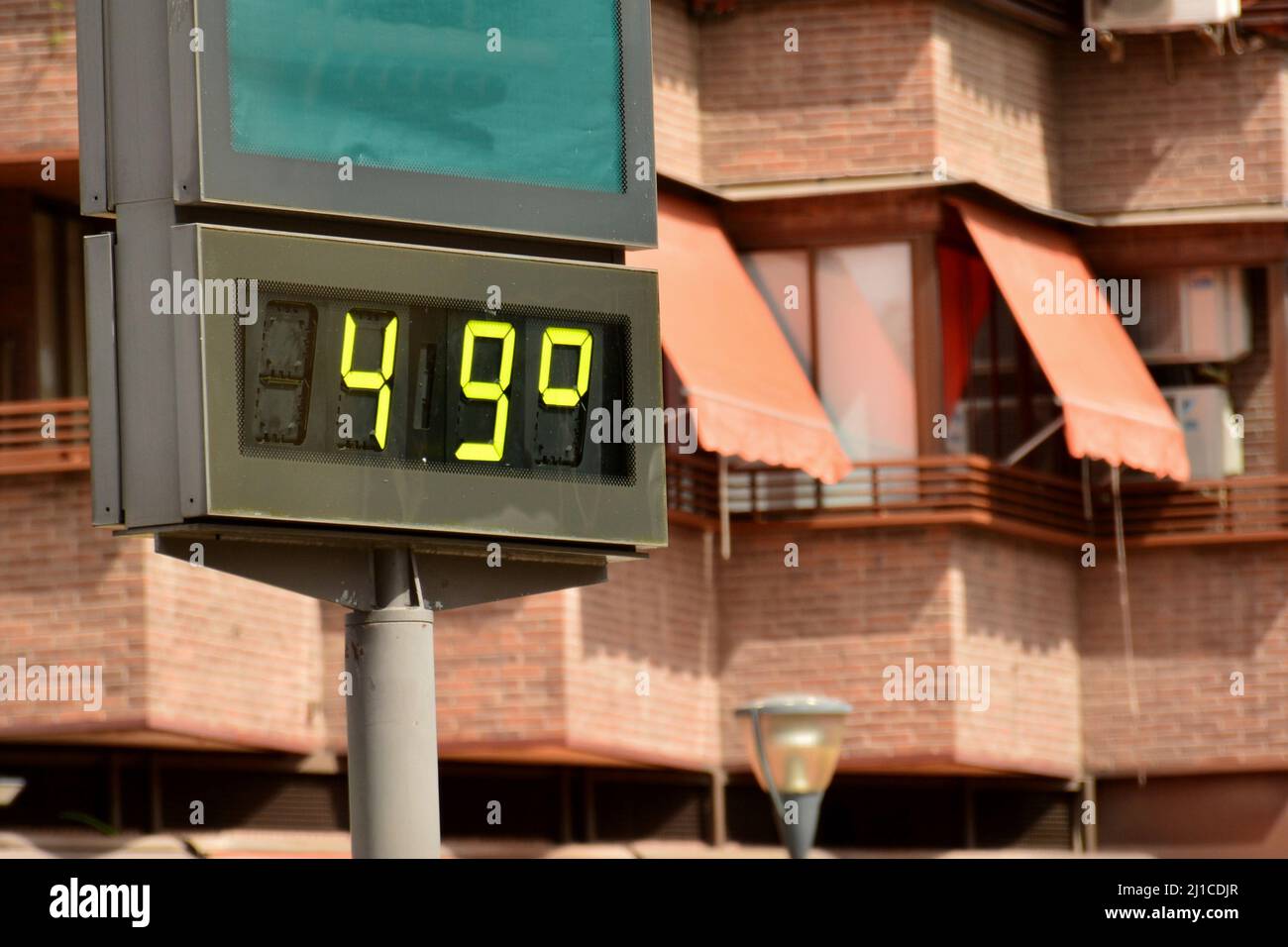 termómetro callejero en una calle marcando 49 grados celsius Fotografía de  stock - Alamy