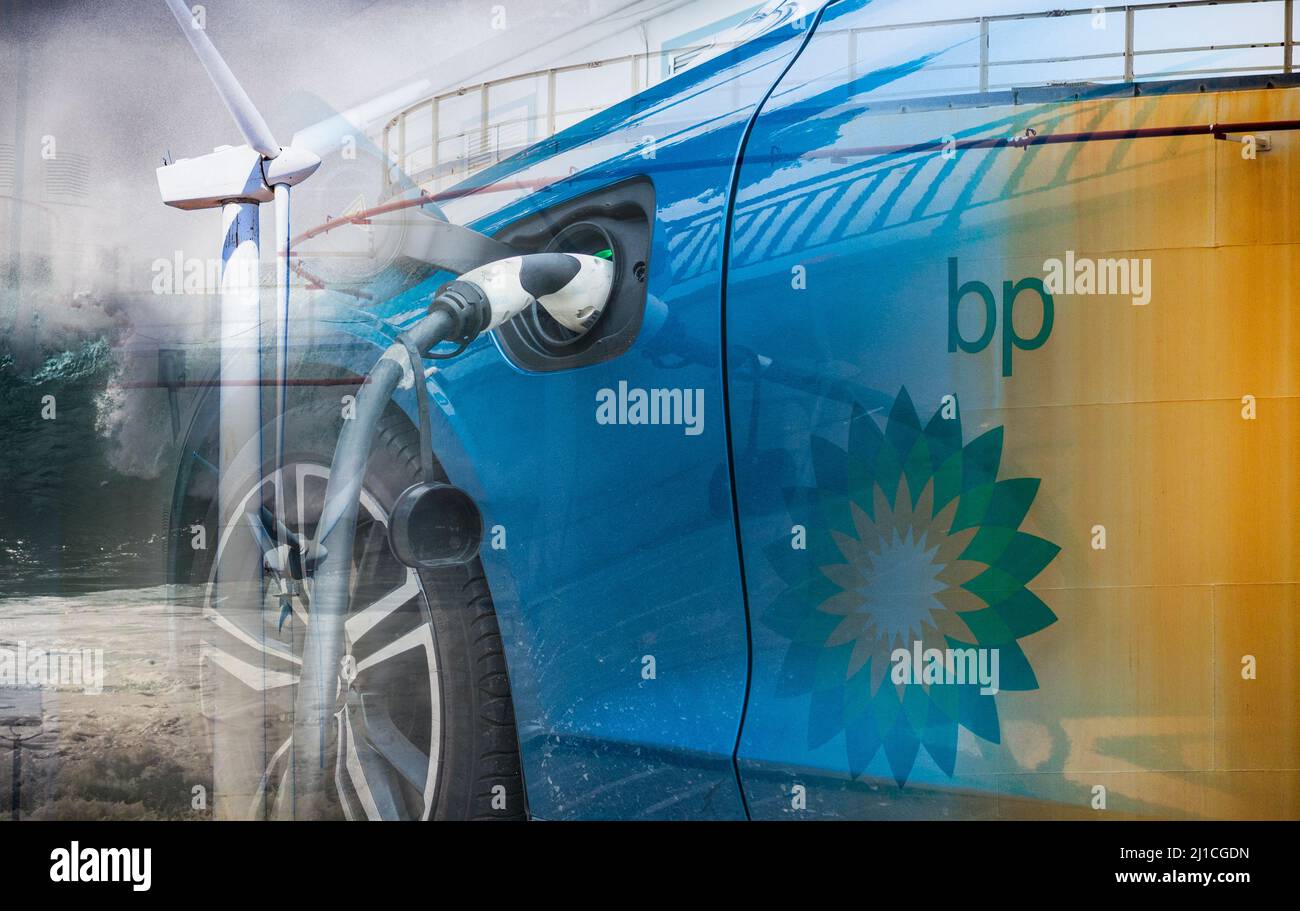 Depósito de almacenamiento de combustible BP, carga de coche eléctrico, imagen compuesta de aerogenerador marino. BP renovable, energía limpia, calentamiento global, concepto de cambio climático Foto de stock