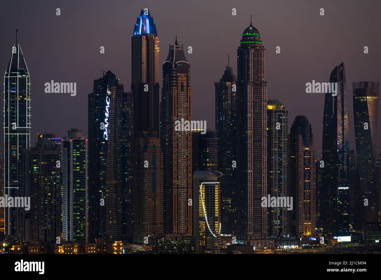 Dubai, EAU - 05 2021 dic: Vista aislada de los rascacielos de Dubai Marina después de la puesta de sol Foto de stock