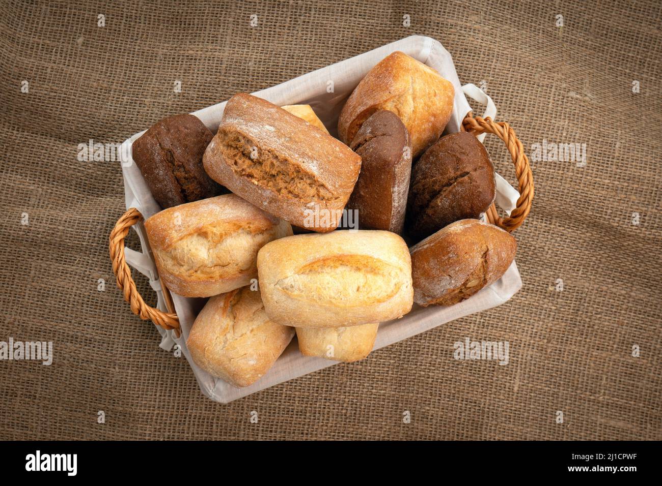 Pan de cesta fotografías e imágenes de alta resolución - Alamy