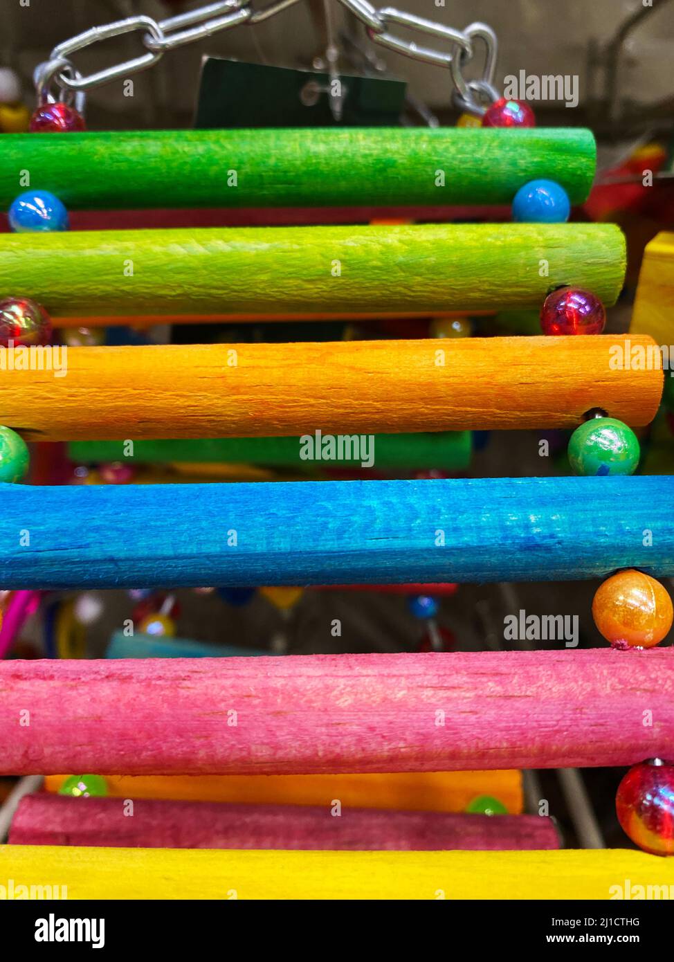 Juguete de madera, pintado en diferentes colores, con acabados coloridos para un trabajo lúdico, Foto de stock