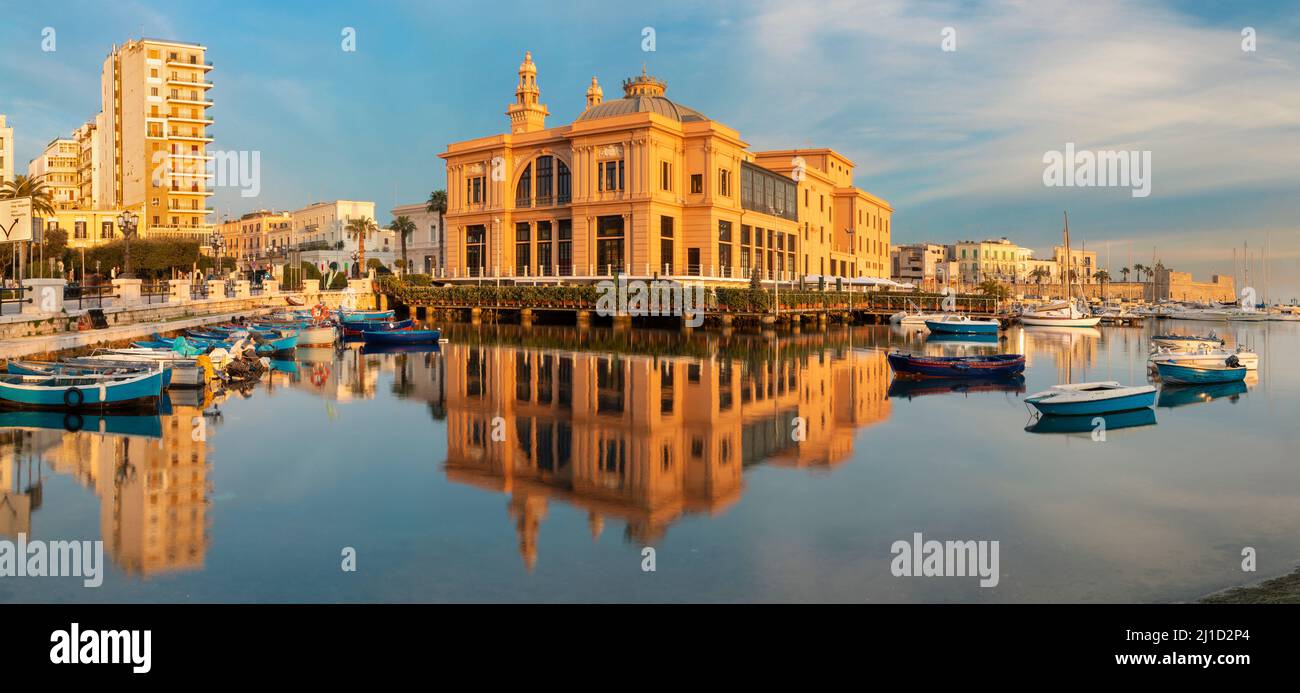 Bari - El panorama del puerto y el Teatro Margherita en la luz de la mañana. Foto de stock