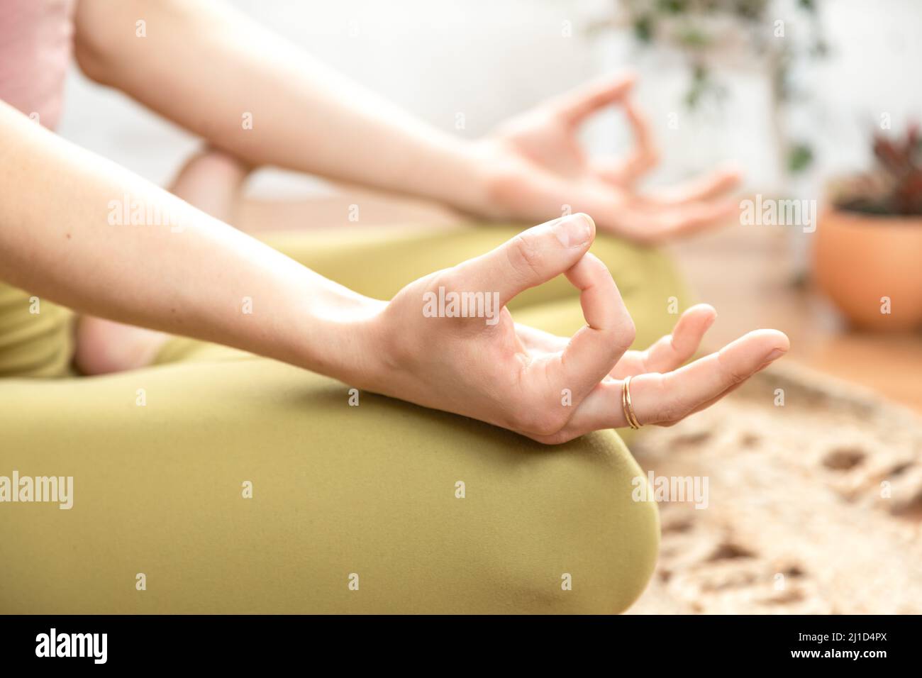 Cerca de una mujer meditando Foto de stock