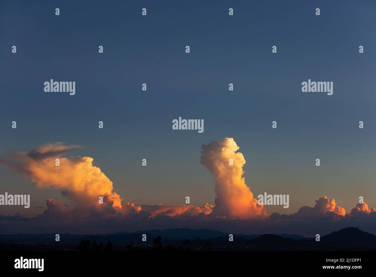 Las nubes cumulonimbus sobre Tucson, Arizona en el Desierto de Sonora al atardecer durante la temporada de tormentas de verano Foto de stock