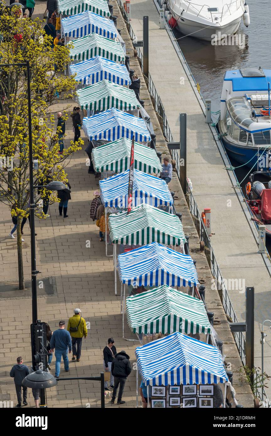 El mercado de los domingos de Quayside, Newcastle upon Tyne, Inglaterra Foto de stock