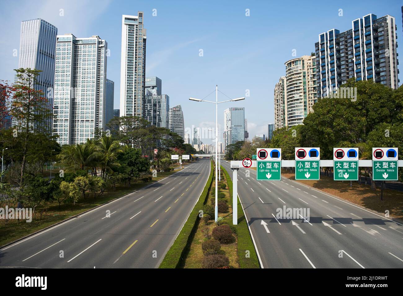 Shenzhen, Guangdong, China - 17 de marzo de 2022: Las calles vacías en Shenzhen, provincia de Guangdong, China, durante el encierro citywise debido a un aumento de Foto de stock