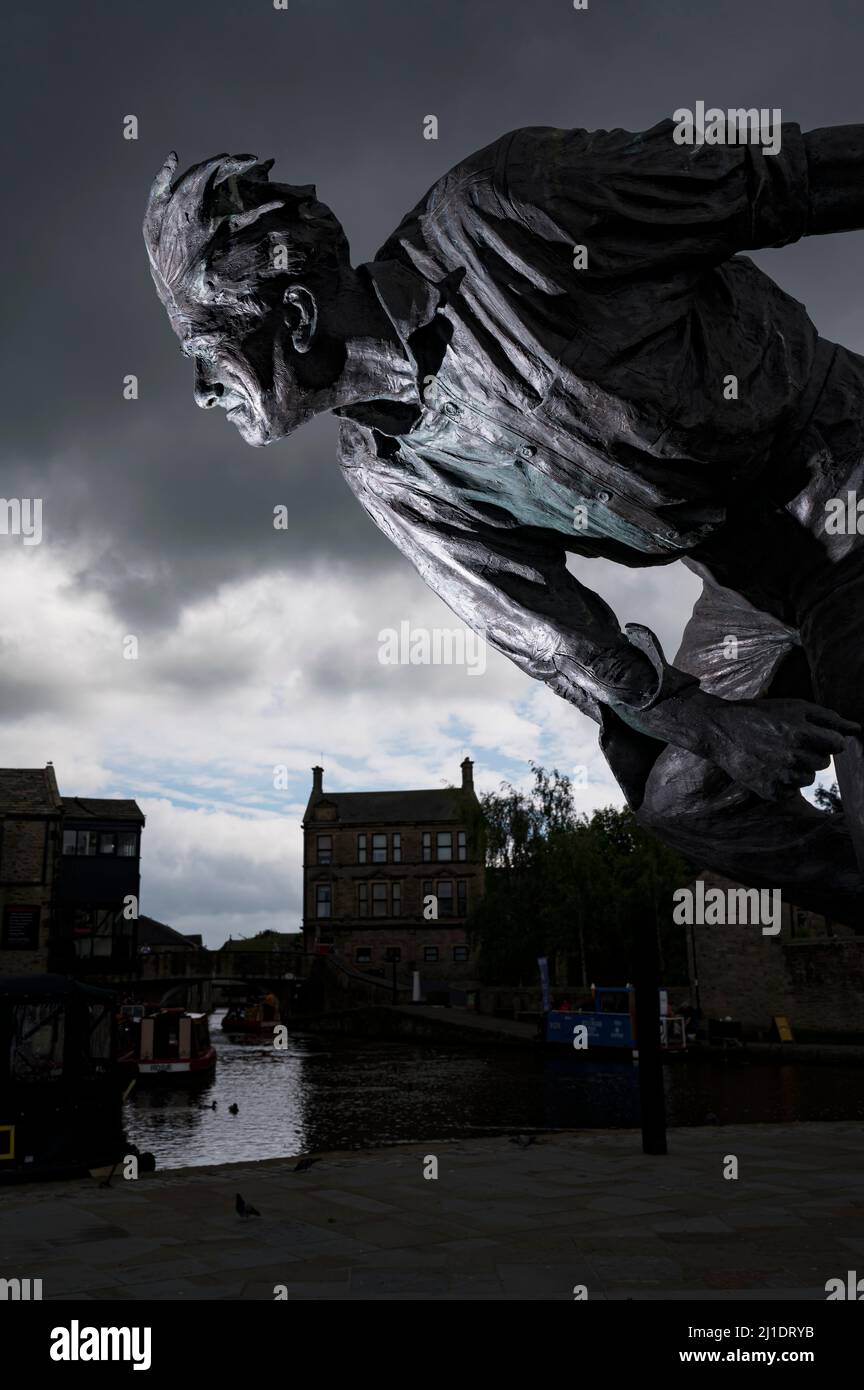 Estatua de Freddie Trueman de Graeme Ibbeson en Skipton, Yorkshire, Inglaterra Foto de stock