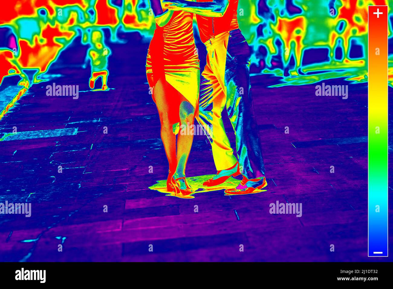Imagen térmica de bailarines callejeros que realizan tango Foto de stock