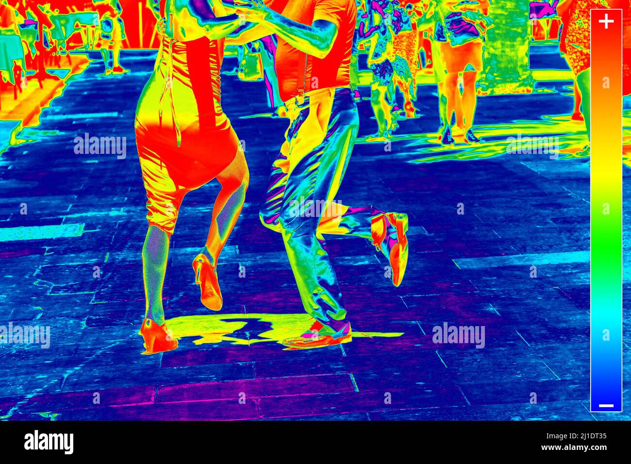 Imagen térmica de bailarines callejeros que realizan tango Foto de stock
