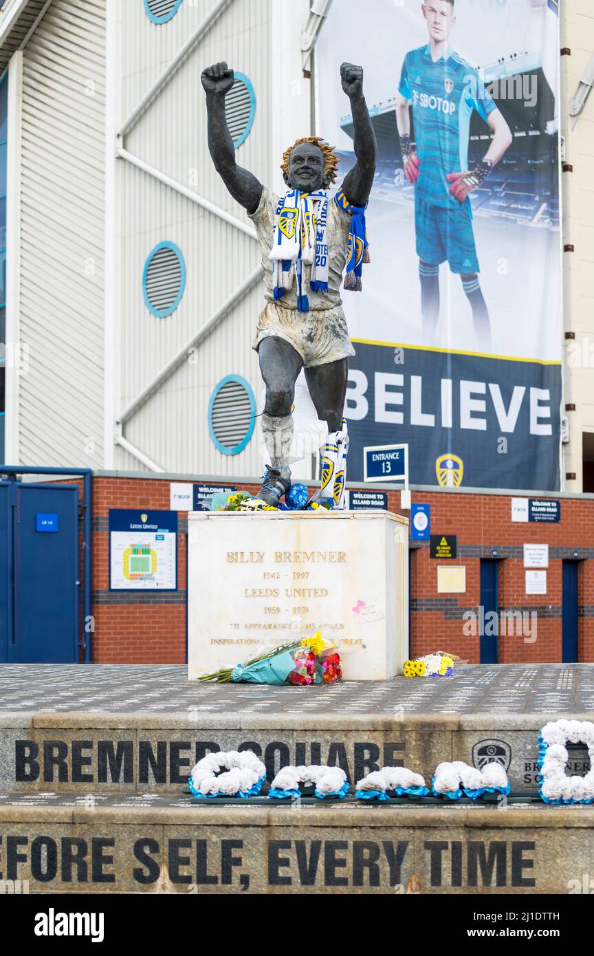 Estatua del 'Rey' Billy Bremner en las afueras del estadio Elland Road de Leeds United, Leeds, Yorkshire, Inglaterra Foto de stock
