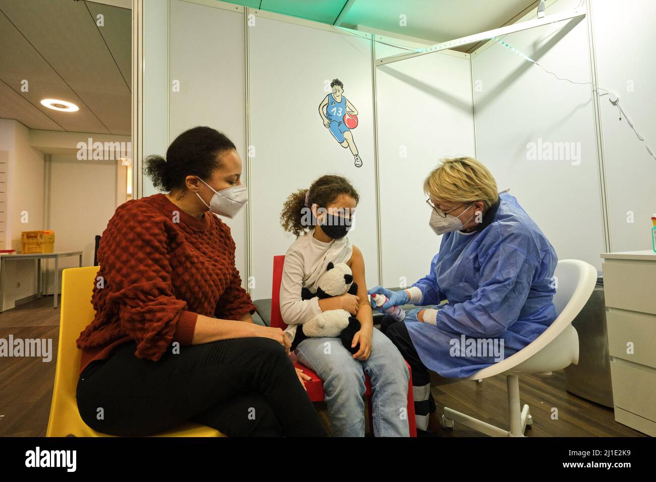 20.12.2021, Alemania, Bremen, Bremen - Centro de vacunación infantil operado por ASB y Johannitre-Unfall-Hilfe, niña espera la vacunación. 00A211220D009CARO Foto de stock