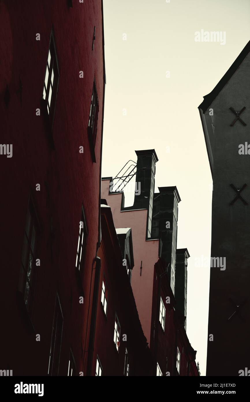 Imagen de moody Atmosférica de ventanas y chimeneas en callejuelas estrechas, Gamla Stan, Estocolmo, Suecia. Concepto de siniestro, mal, peligro Foto de stock