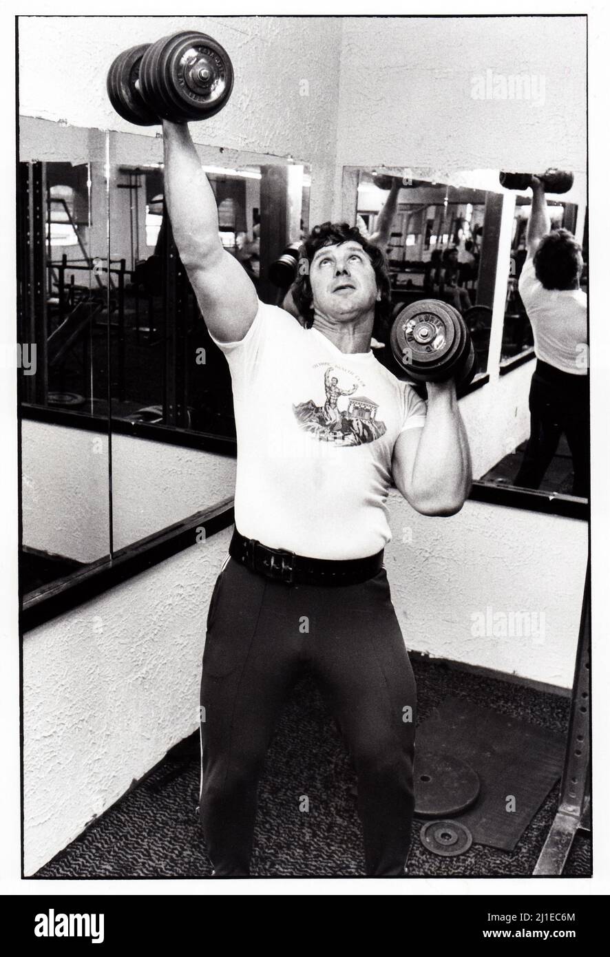 Al Oerter, cuatro veces ganador olímpico medallista de oro. En Long Island, Nueva York levantando pesas pesadas en un gimnasio. 1979 Foto de stock