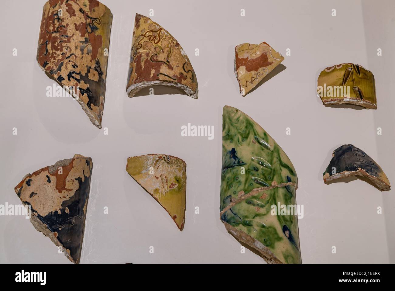 Fragmentos de cerámica fotografías e imágenes de alta resolución - Alamy