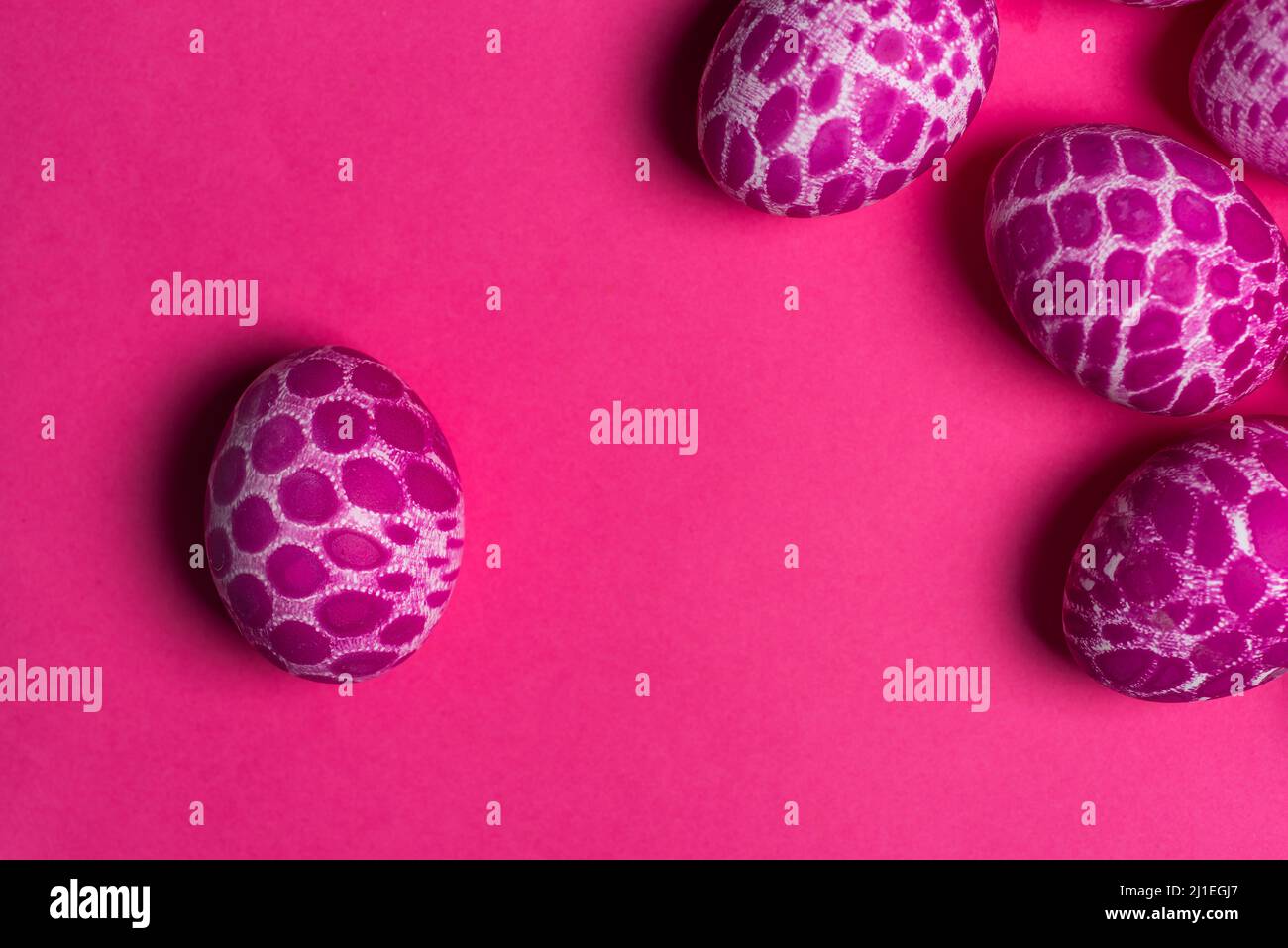Dibujo de encaje pintado de huevos de Pascua rosa con espacio de copia sobre fondo rosa vista superior. Vacaciones de Pascua resumen de fondo Foto de stock