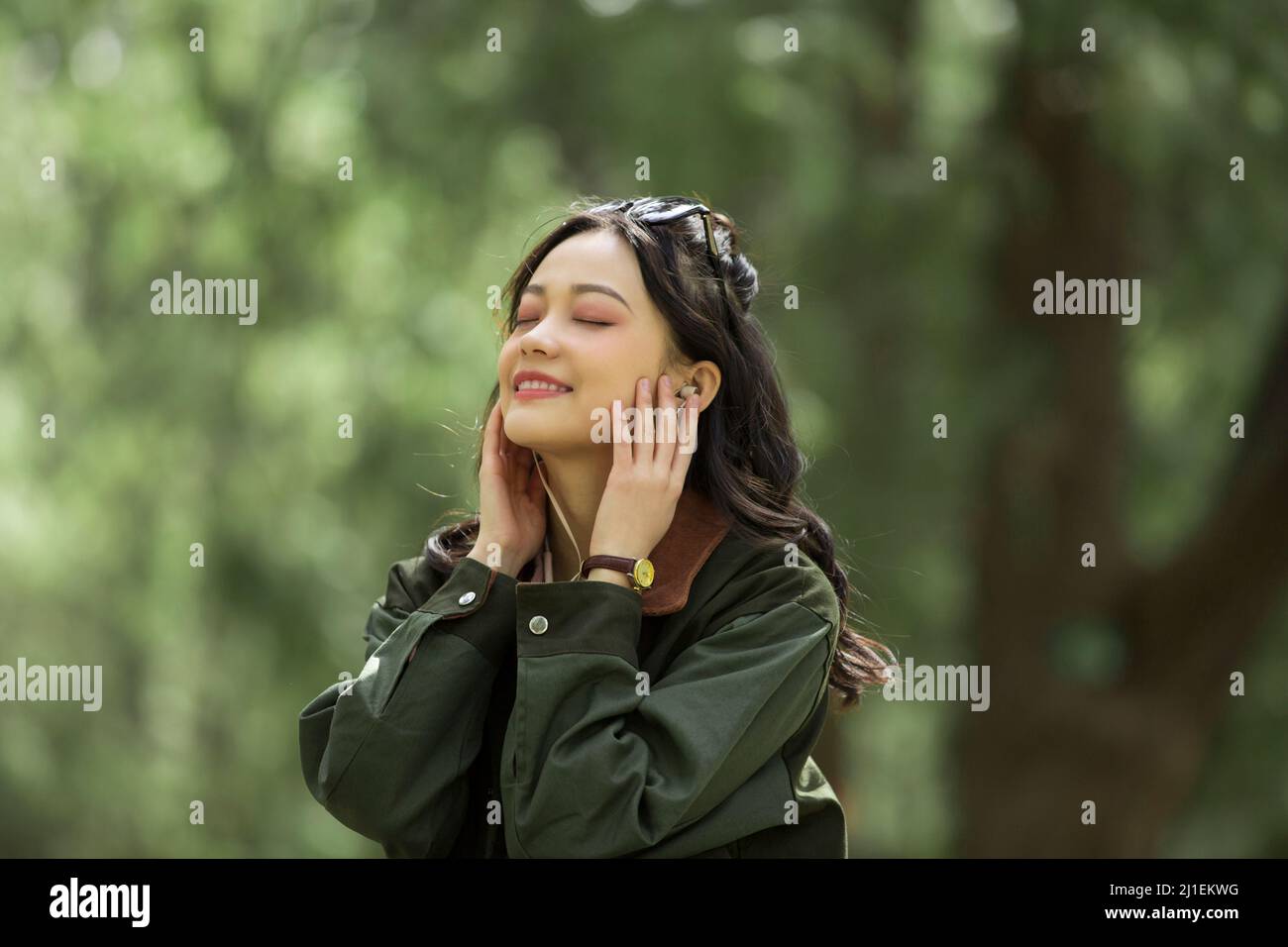 Primer plano de las mujeres turísticas escuchando música - foto de stock Foto de stock