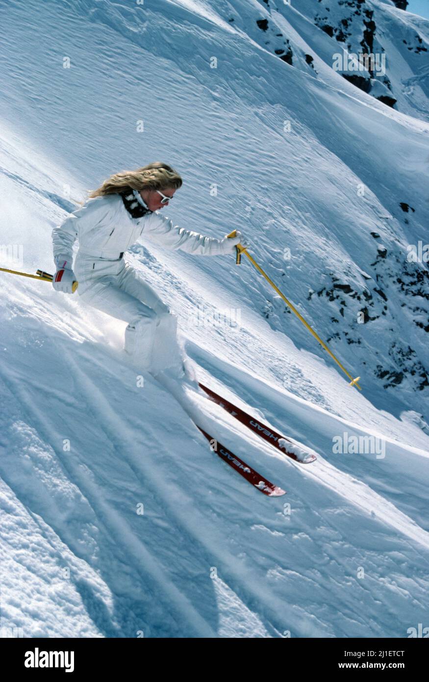 Nueva Zelanda. Una joven esquiando cuesta abajo en las pistas alpinas. Foto de stock