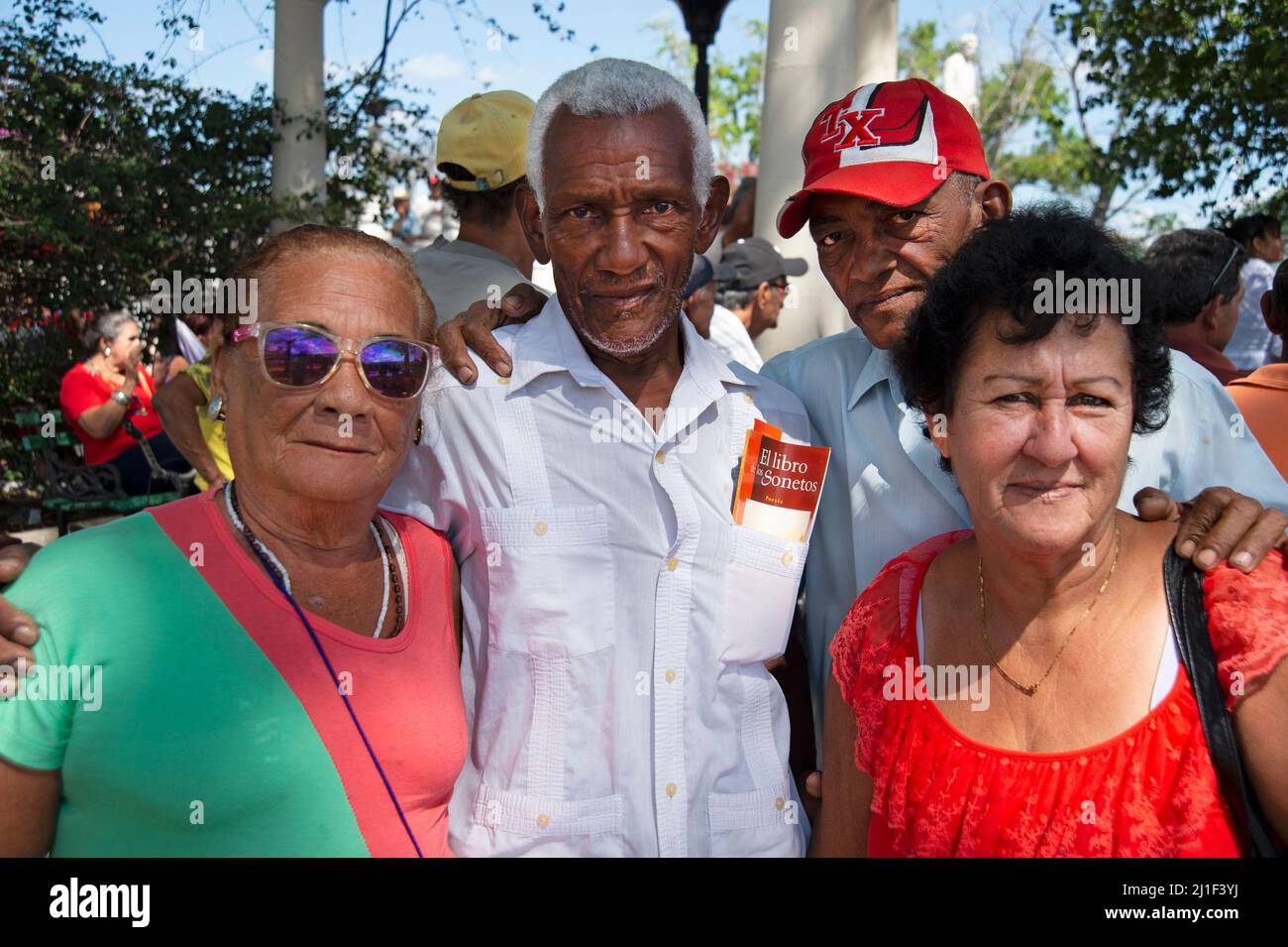 Un grupo de retratos de dos parejas de cubanos de mediana edad se reúnen para ver un concierto callejero en Cienfuegos Cuba Foto de stock