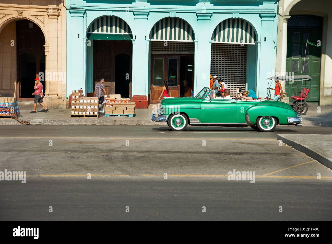 Un antiguo automóvil estadounidense restaurado de los años 50 lleva a los turistas a un recorrido por La Habana Cuba Foto de stock
