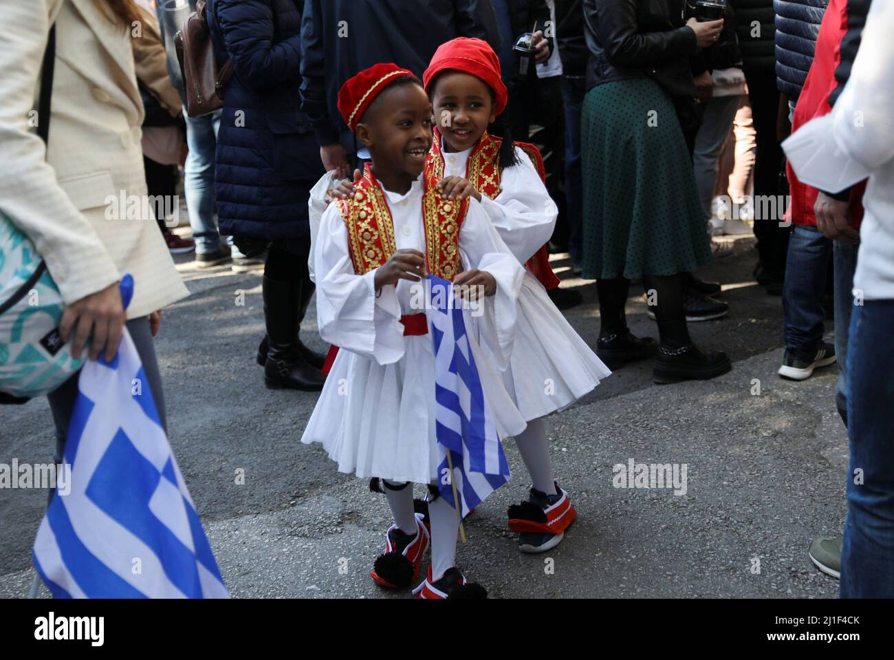 Niños vestidos como guardias presidenciales griegos asisten a un desfile  militar que marca el Día de la Independencia de Grecia, en Atenas, Grecia,  el 25 de marzo de 2022. REUTERS/Louiza Vradi Fotografía