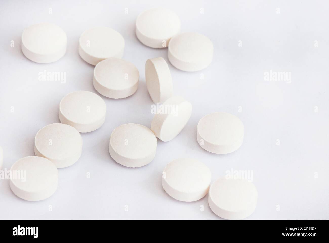 tabletas blancas de medicina o píldoras en la superficie blanca en el estudio que se disparó con espacio de copia Foto de stock