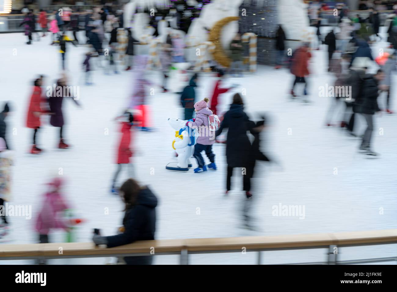 Ucrania, Kiev - 7 de enero de 2022: Pista de patinaje sobre hielo en invierno. La gente patina. Patinetas en hielo. Patinaje sobre hielo es un entretenimiento de deportes de invierno. Navidad. Fábrica de Roshen árbol de Navidad. Muchedumbre Foto de stock