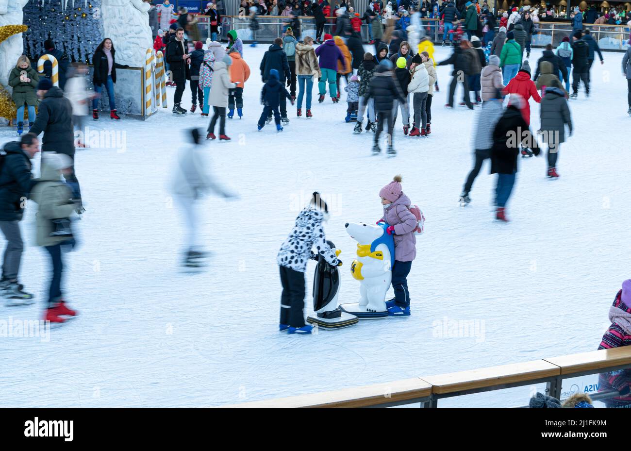 Ucrania, Kiev - 7 de enero de 2022: Pista de patinaje sobre hielo en invierno. La gente patina. Patinetas en hielo. Patinaje sobre hielo es un entretenimiento de deportes de invierno. Navidad. Fábrica de Roshen árbol de Navidad. Muchedumbre Foto de stock
