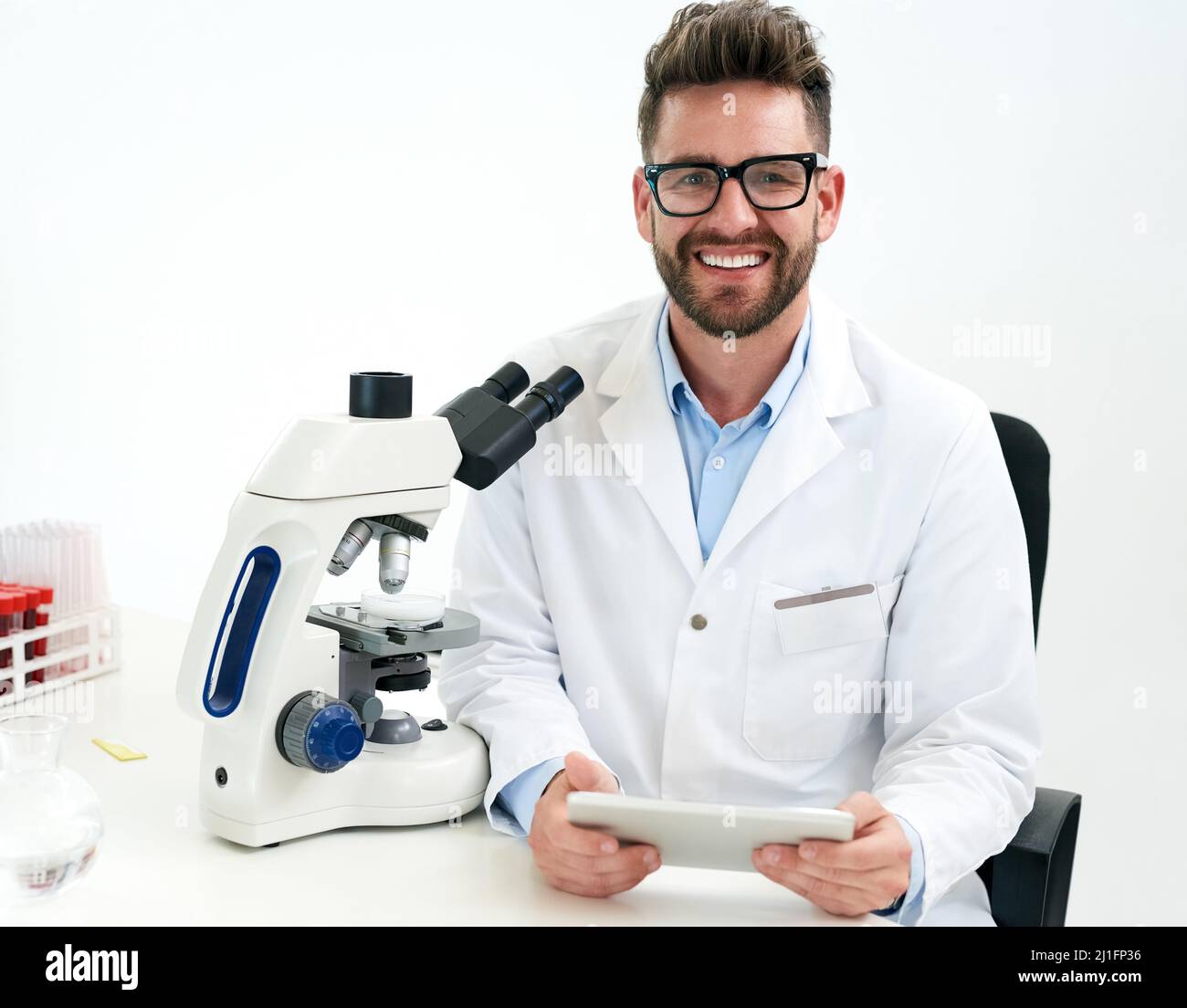 Avanzar en la ciencia y la práctica médica. Retrato de un científico masculino que trabaja en un laboratorio. Foto de stock