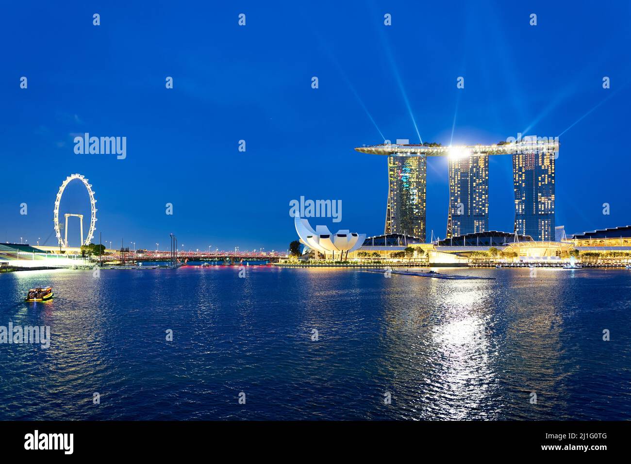 Singapur. Marina Bay. El Flyer. Marina Bay Sands Hotel al atardecer Foto de stock