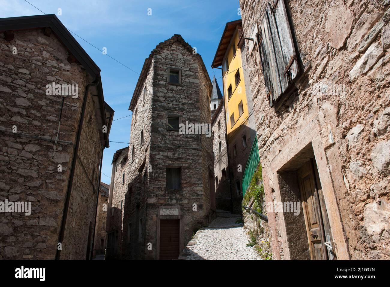 Casso (Pordenone), Italia 21/05/2016: Centro histórico dejado indemne por la tragedia de Vajont. © Andrea Sabbadini Foto de stock