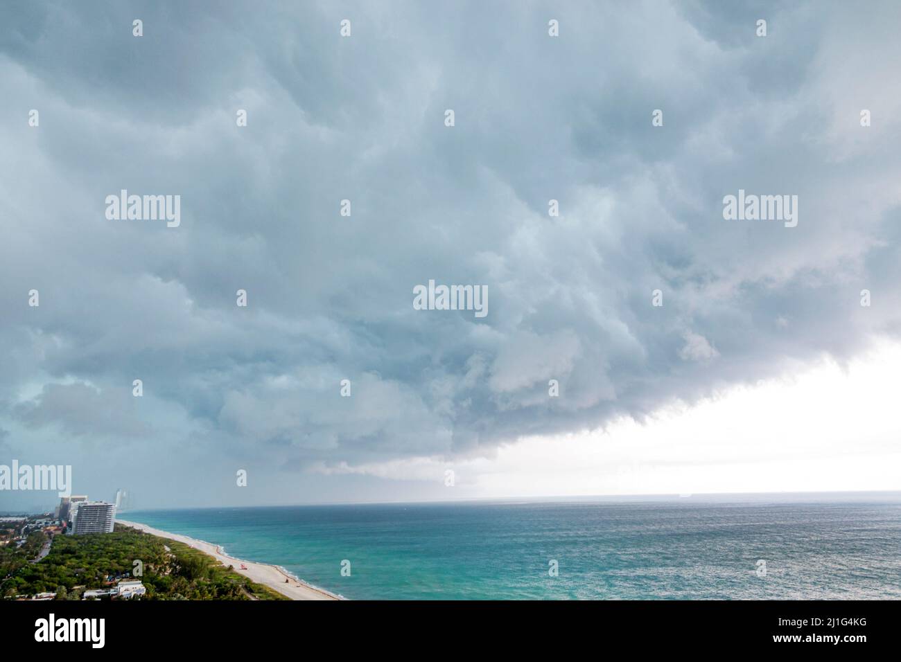 Miami Beach Florida, North Beach, tormenta tormenta tormenta nubes de lluvia frente a la tormenta, agua del Océano Atlántico, visitantes viajes turísticos turismo punto de referencia tierra Foto de stock