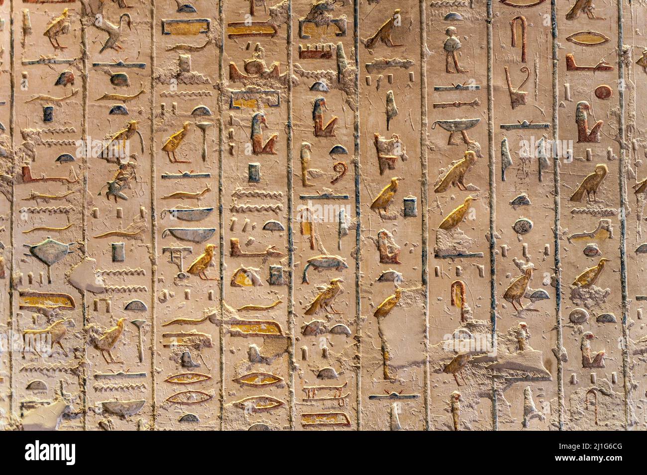 Jeroglíficos coloridos pintados en la tumba de Ramsés IV, KV2, en el Valle de los Reyes Foto de stock