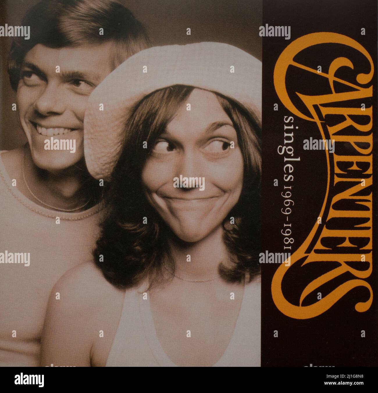 El álbum de CD Cover to Singles 1969 - 1981 de The Carpinters Foto de stock