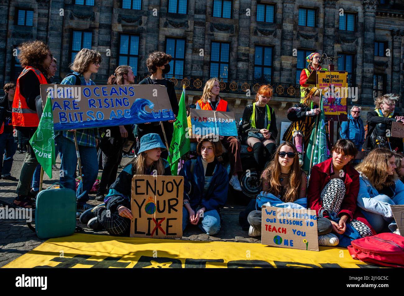 Ámsterdam, Países Bajos. 25th Mar, 2022. Los manifestantes sostienen  pancartas que expresan su opinión durante la manifestación. Tres años  después de la primera huelga escolar mundial, hay señales del éxito del  movimiento
