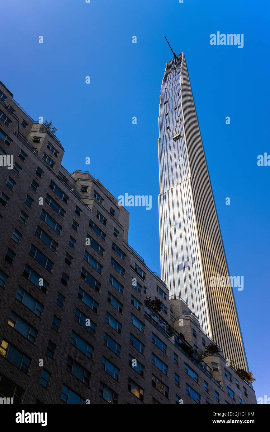 El edificio de gran lujo Steinway Tower está en la calle West 57th de Nueva York Foto de stock