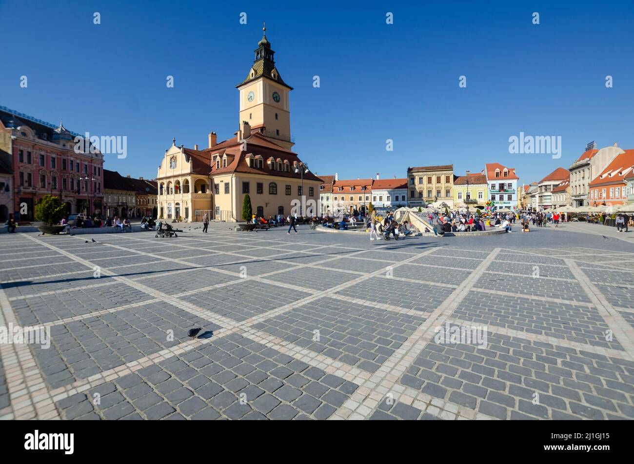 Vista general de la Plaza del Consejo en el Centro Histórico de Brasov, Rumania. La Casa del Consejo domina el centro de la imagen - Foto: Geopix Foto de stock