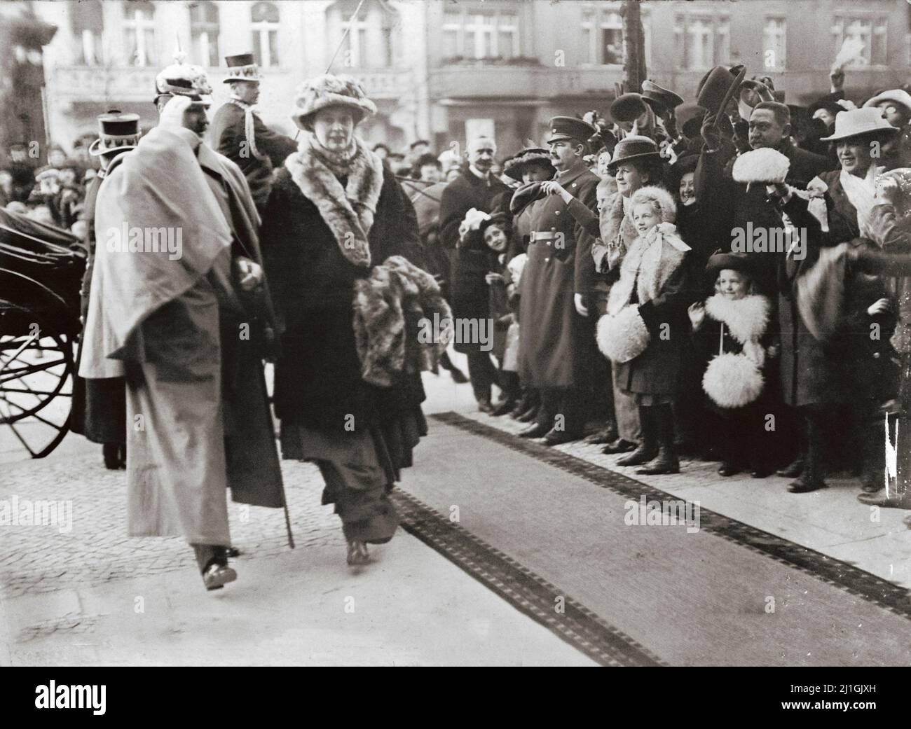 Foto de archivo de la duquesa alemana Cecilie de Prusia frente a la Ópera Alemana en Charlottenburg. 1914 Duquesa Cecilie Auguste Marie de Meckl Foto de stock